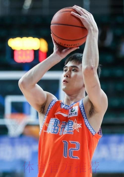 面对尼尔森 曾凌铉后撤步三分命中 面对尼尔森 曾凌铉后撤步三分命中